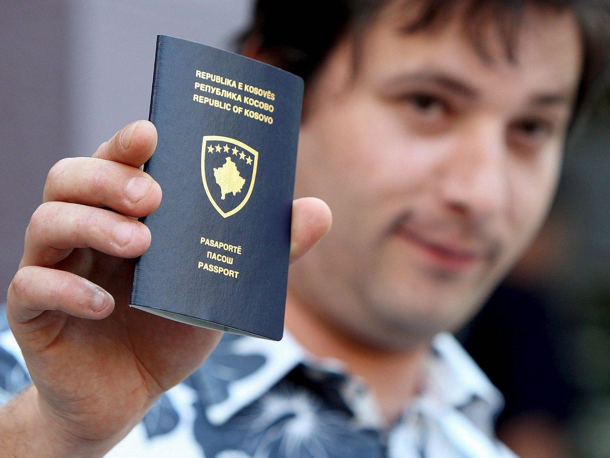 Foto: Un hombre sostiene un pasaporte de Kosovo en 2008. (EFE/Valdrin Xhemaj)