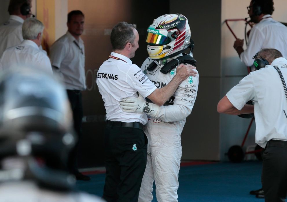 Foto: Lewis Hamilton celebra su victoria en Sochi junto a Paddy Lowe.