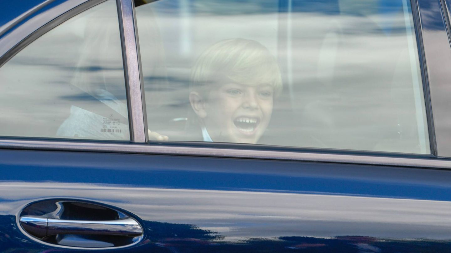 El príncipe Nicolás, risas desde el coche hacia el bautizo de su primo Julian de Suecia.(CP)