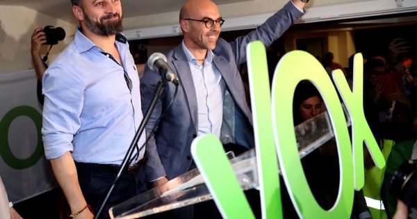 Foto: El líder de Vox, Santiago Abascal (i), participa en un mitin junto al candidatos a las elecciones europeas, Jorge Buxadé (Efe)