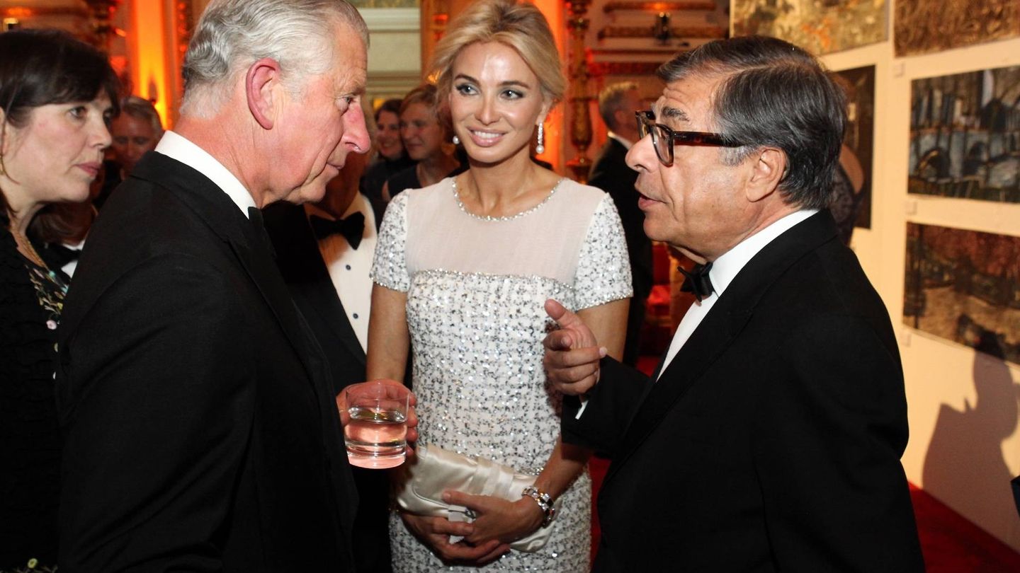 El príncipe Carlos conversa con Bob Colacello en presencia de Corinna Larsen. (Getty)