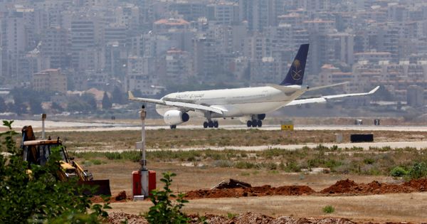 Foto: Un avión de Saudia AV en el aeropuerto de Rafik al Hariri en Beirut (Reuters)
