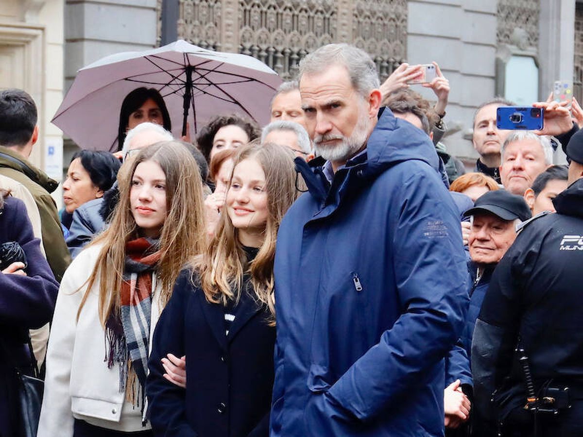 Foto: La infanta Sofía, junto a su hermana y su padre durante una procesión en Madrid. (LP)