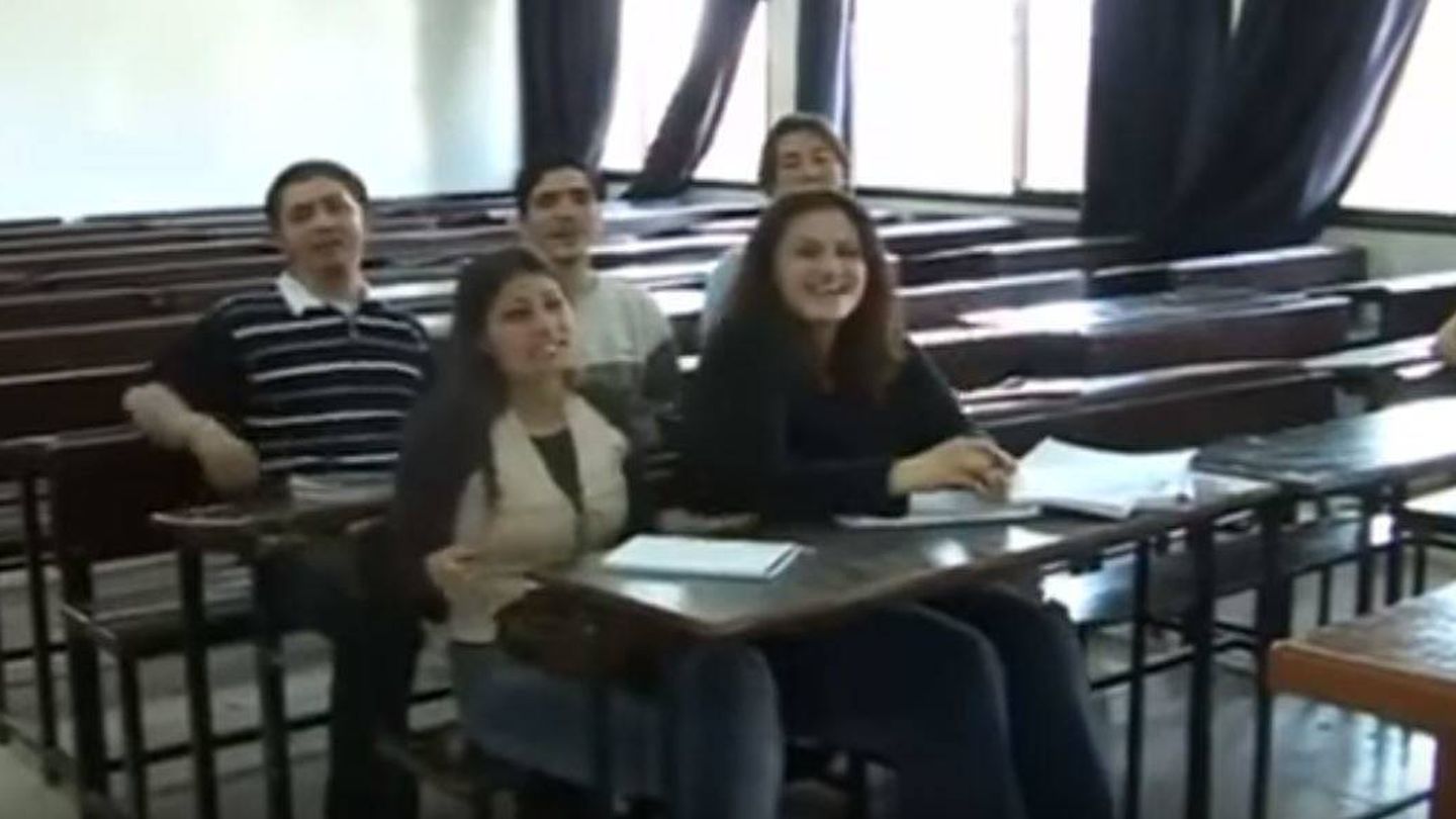 Varios estudiantes de la universidad, en clase de español en 2007.