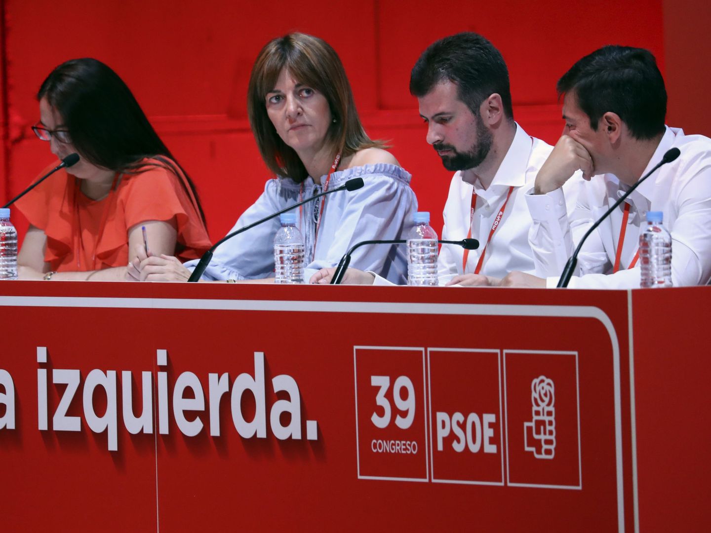 Luis Tudanca, presidente de la mesa del 39º Congreso, con Idoia Mendia y, a su izquierda, Rafa García, alcalde de Burjassot, este sábado. (EFE)