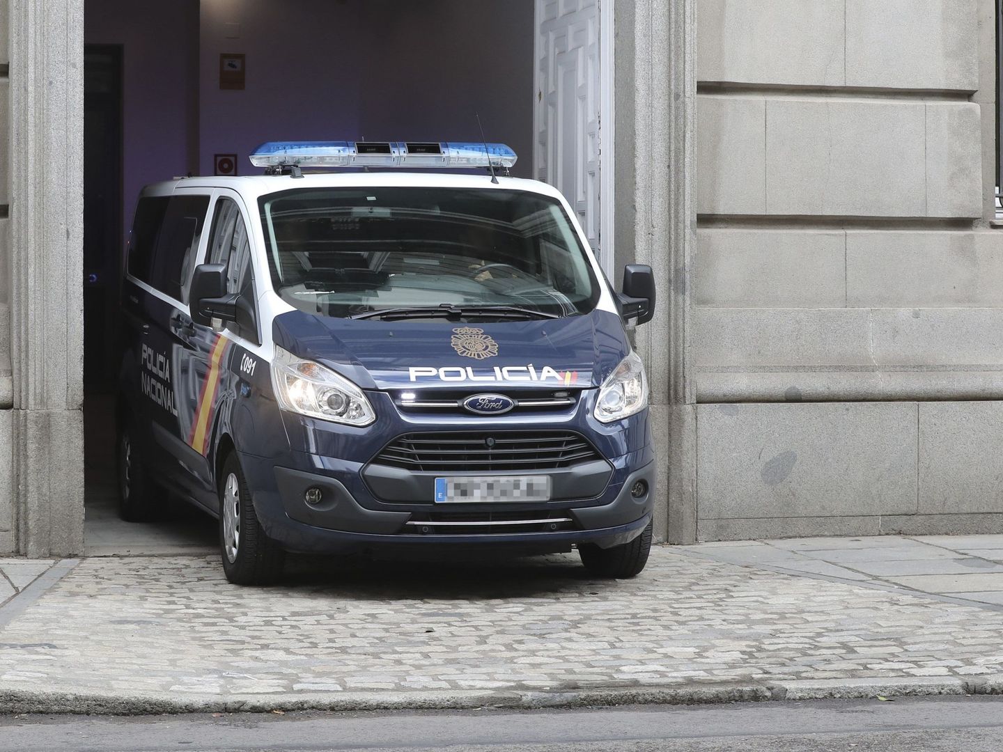 El furgón policial que traslada a Oriol Junqueras, abandona el Tribunal Supremo. (EFE)