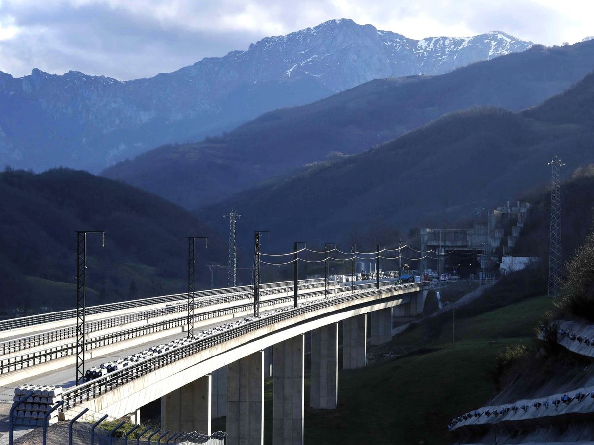 Foto: Tramo de la variante ferroviaria de Pajares en Asturias, una de las grandes obras públicas en desarrollo. (Efe)