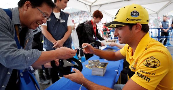 Foto: Carlos Sainz durante la firma de autógrafos en el Gran Premio de Japón. (EFE)