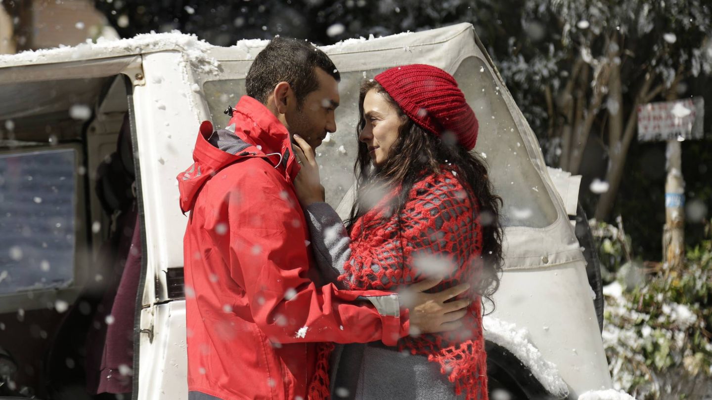 Bahar (Özge Özpirinçci) y su marido Sarp (Caner Cindoruk). (Atresmedia)