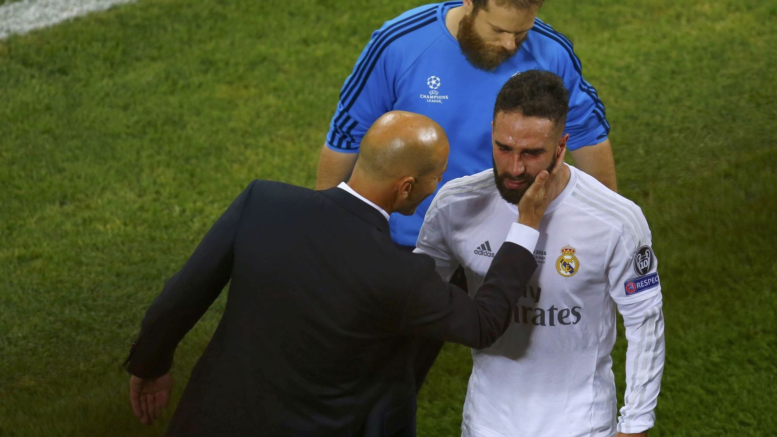 Foto: Zidane trata de consolar a Carvajal (REUTERS Tony Gentile).