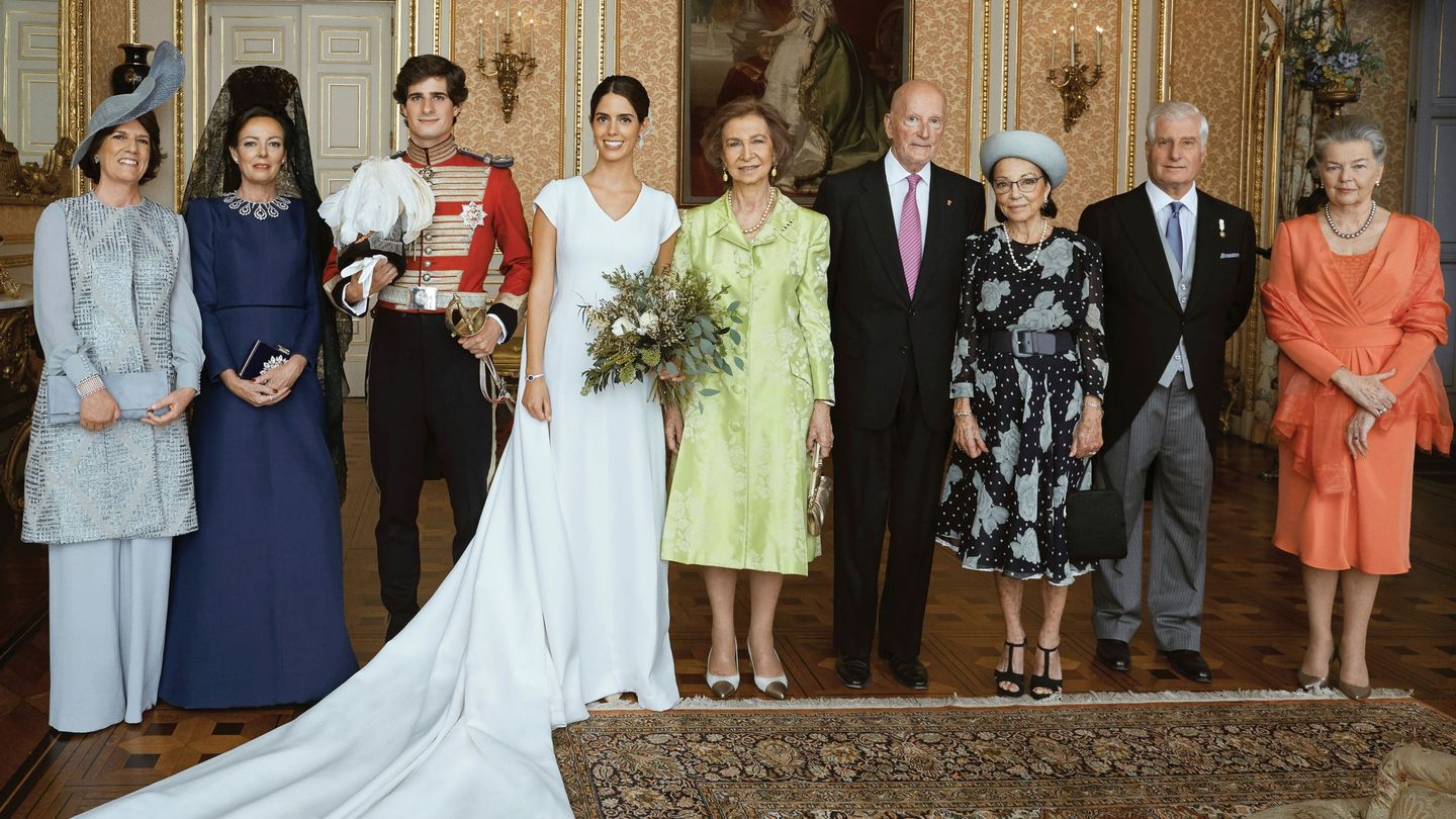 De izquierda a derecha: Sofía Barroso, Matilde Solís, los duques de Huéscar, la reina Sofía, el rey Simeón, Margarita Gómez-Acebo, el duque de Alba y Ana de Francia. (EFE)