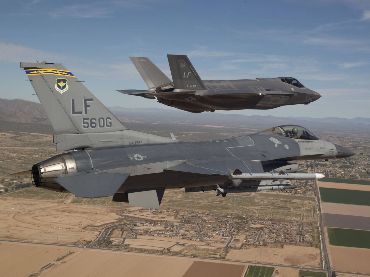 Un F-16 y un F-35 de la Fuerza Aérea estadounidense. (USAF)