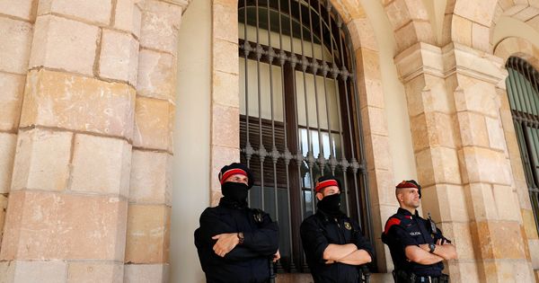 Foto: Miembros de los Mossos d'Esquadra, en la sede del Parlamento catalán. (EFE)