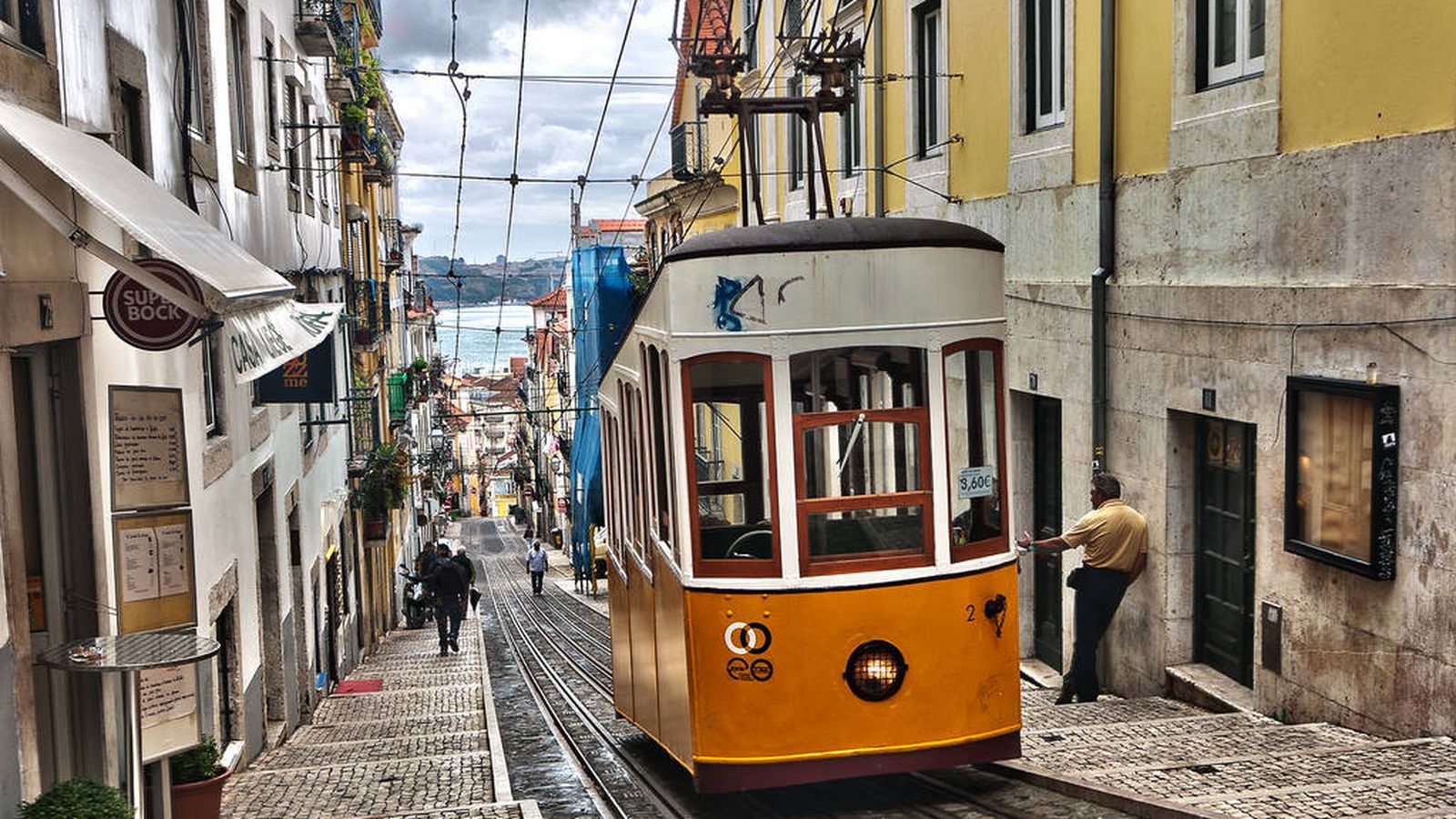 Foto: Uno de los míticos tranvías de Lisboa, en Portugal. (CC/Flickr/Ann Wuyts)