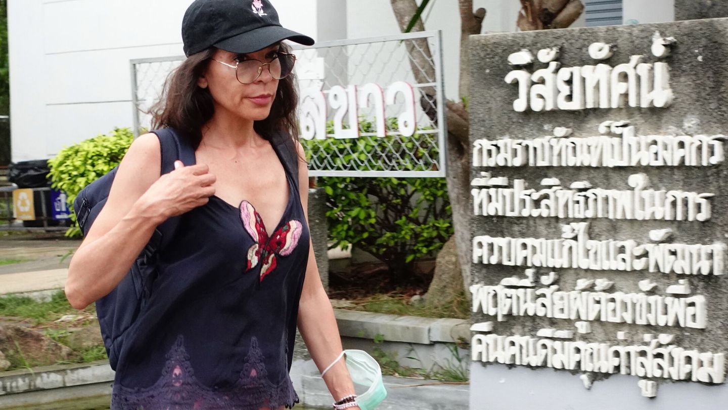 Silvia Bronchalo, la madre del chef español Daniel Sancho Bronchalo, sale de la cárcel tras visitar a su hijo en Koh Samui. (EFE/Sitthipong Charoenjai)