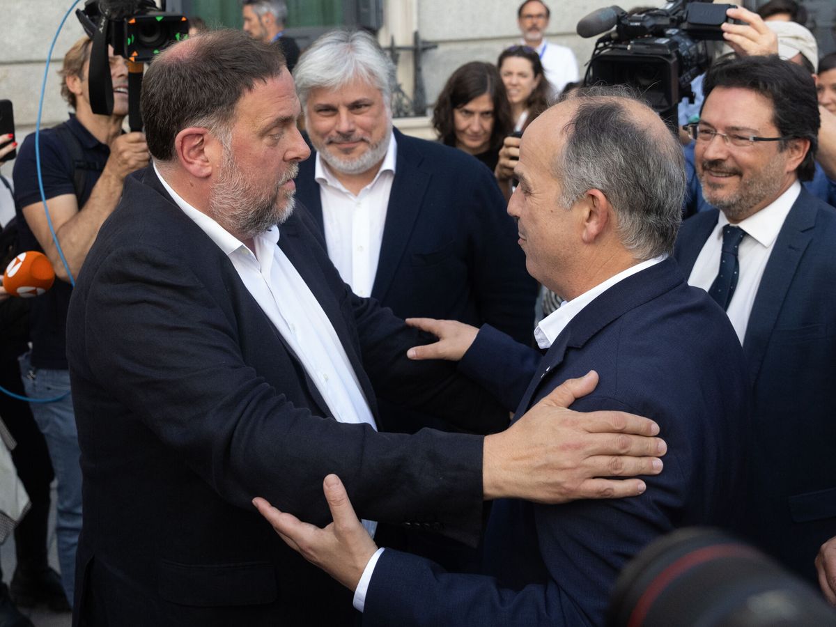 Foto: El presidente de ERC, Oriol Junqueras (i) y el secretario general de Junts, Jordi Turull, se abrazan en el Congreso tras aprobar la amnistía. (Europa Press/Eduardo Parra)