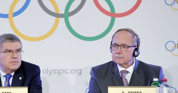 Foto: Schmid y Bach haciendo oficial la decisión de expulsar a Rusia de los JJOO de 2018. (Reuters)