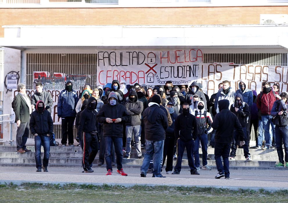 Foto: Grupos de estudiantes durante la concentración en la Universidad Complutense. (EFE)