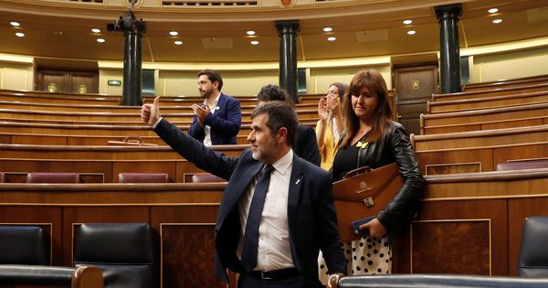 Foto: El diputado de JxCAT Jordi Sánchez, que se encuentra en prisión provisional, se despide desde el escaño al finalizar la sesión constitutiva de las nuevas Cortes Generales. (EFE)