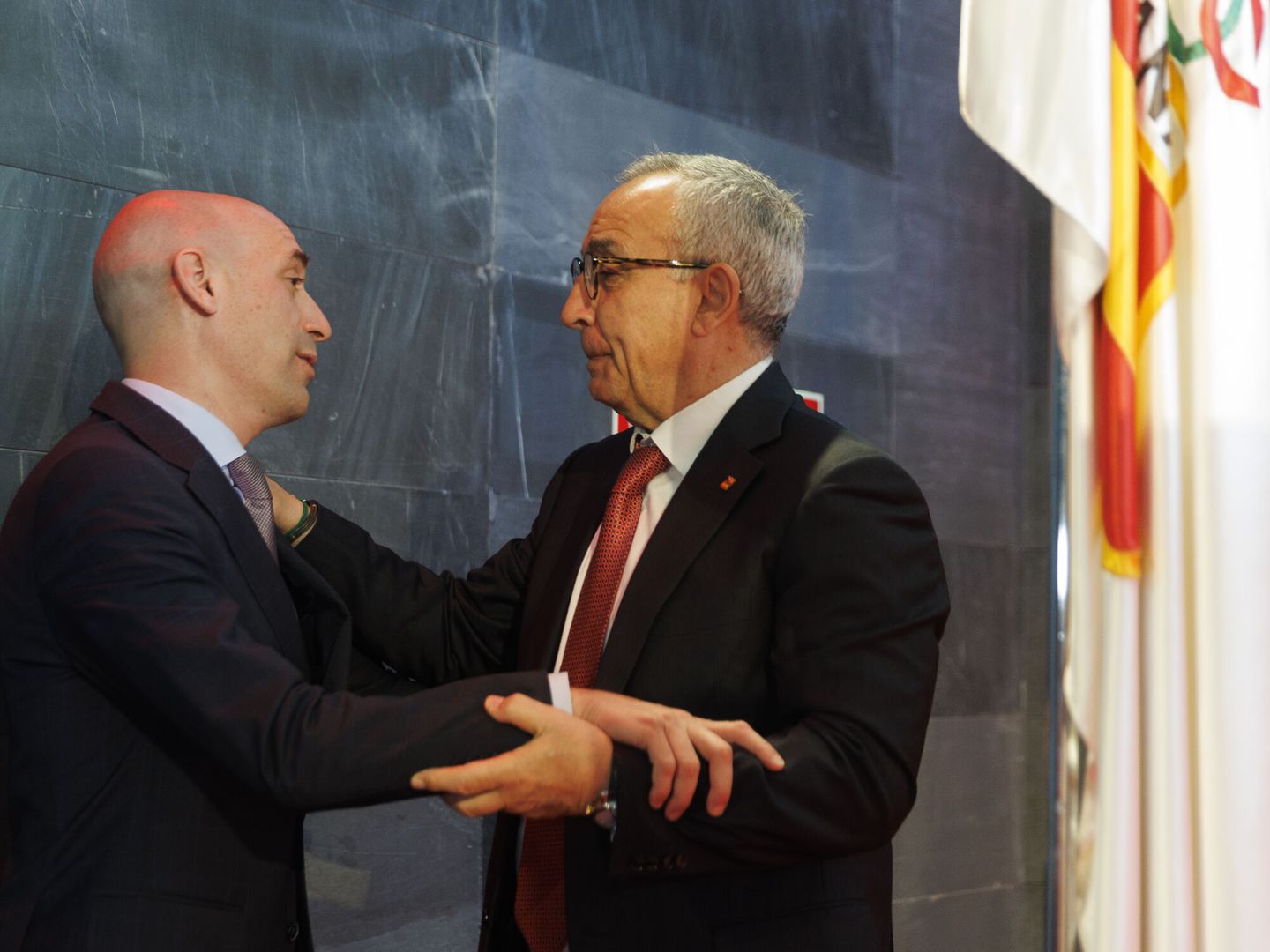Rubiales saluda al presidente del COE, Alejandro Blanco. (EFE/Sergio Pérez) 