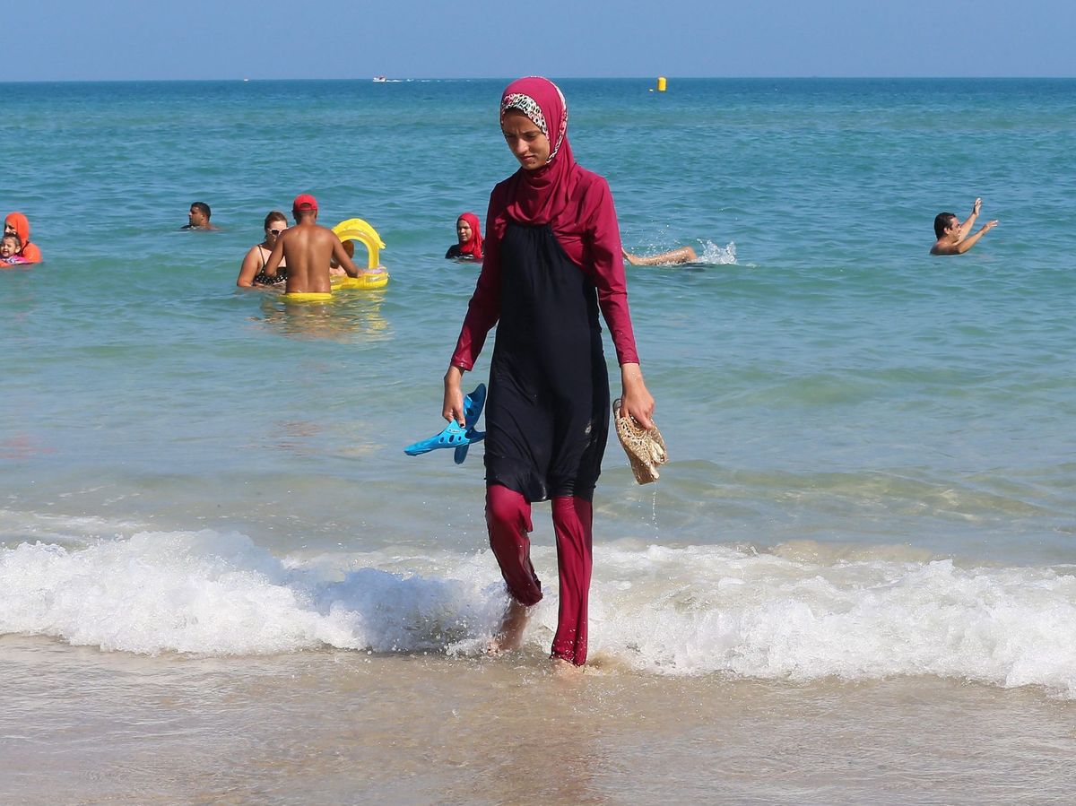 Foto: Mujer con burkini en Túnez. (EFE)