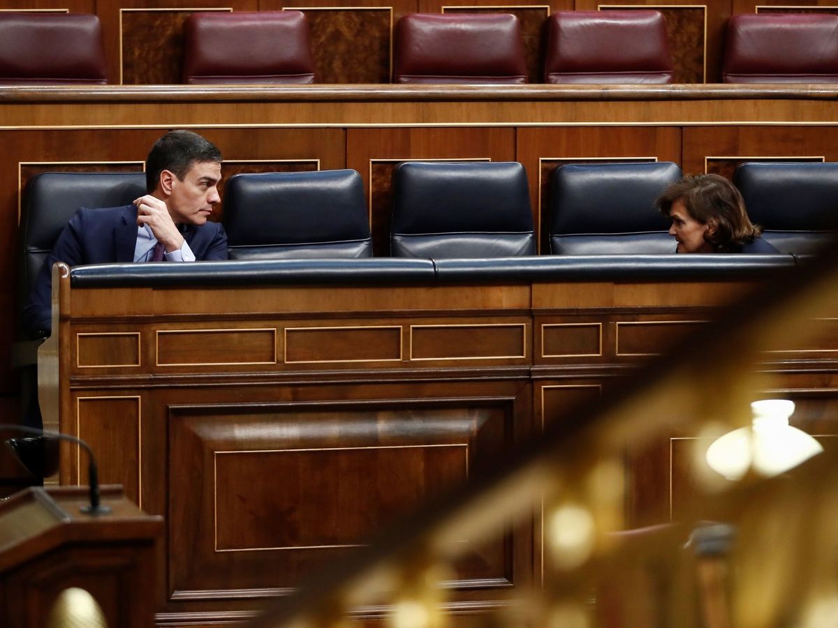 Foto: Pedro Sánchez conversa con su vicepresidenta primera, Carmen Calvo, el pasado 18 de marzo en el Congreso. (EFE)