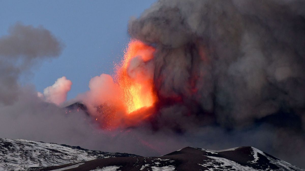 Italia cierra el aeropuerto de Catania por una erupción en el Etna