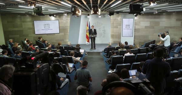 Foto: El presidente del Gobierno, Mariano Rajoy, durante la declaración institucional ante la prensa. (EFE)