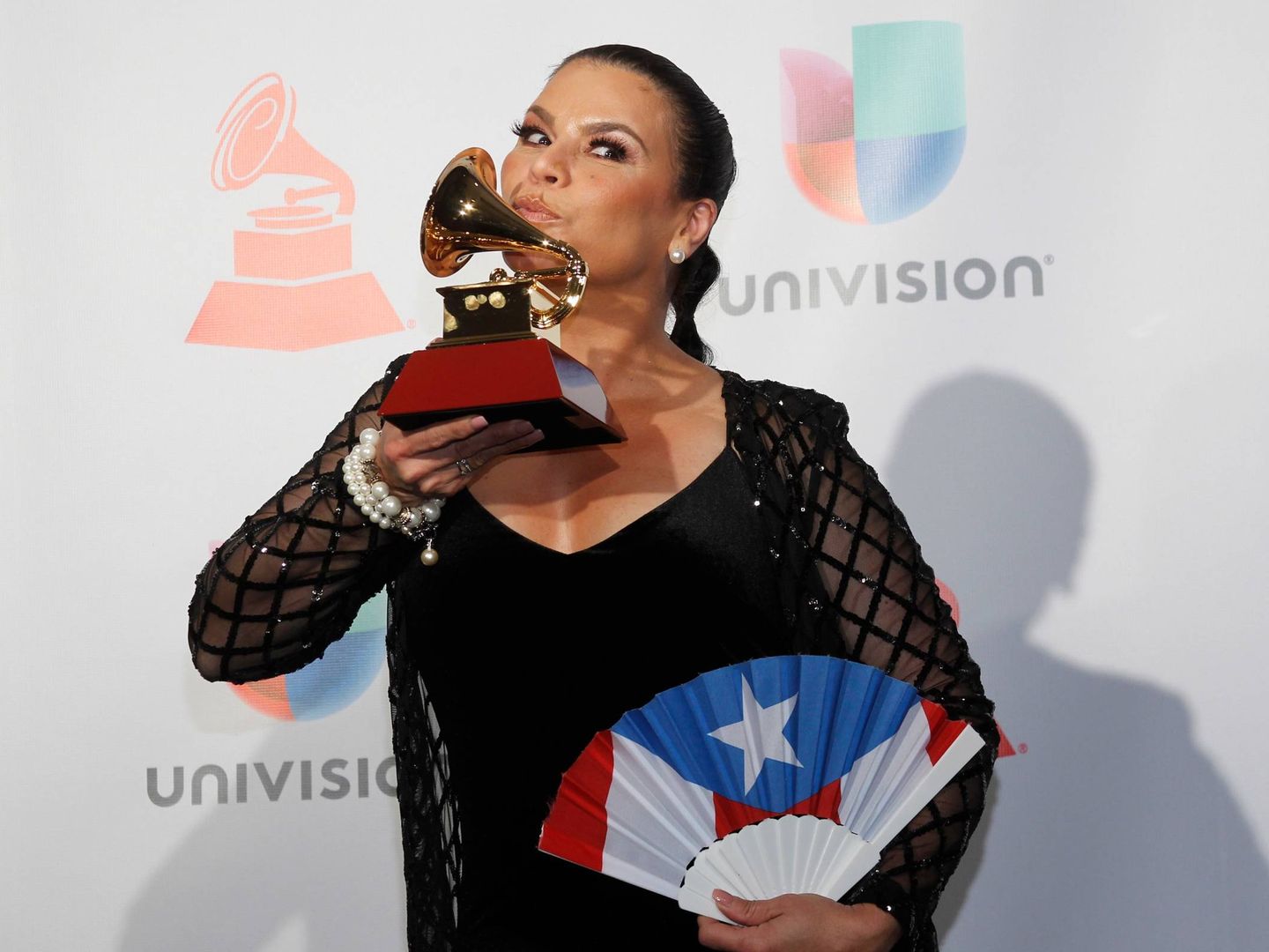 La cantante Olga Tañón con uno de sus Grammy Latino. (Gtres)