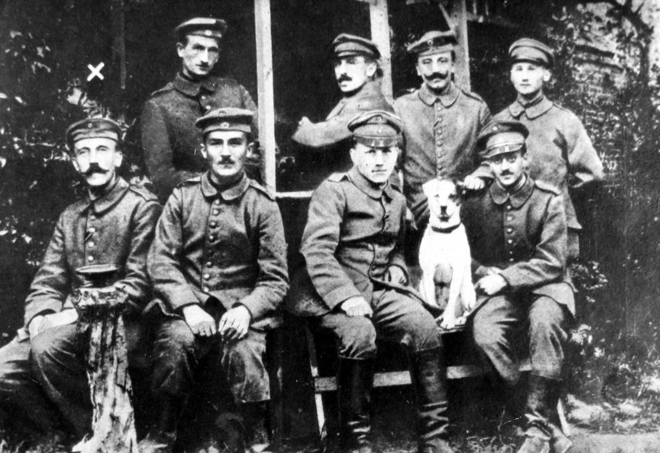 Adolf Hitler, sentado a la izquierda, durante la Primera Guerra Mundial.