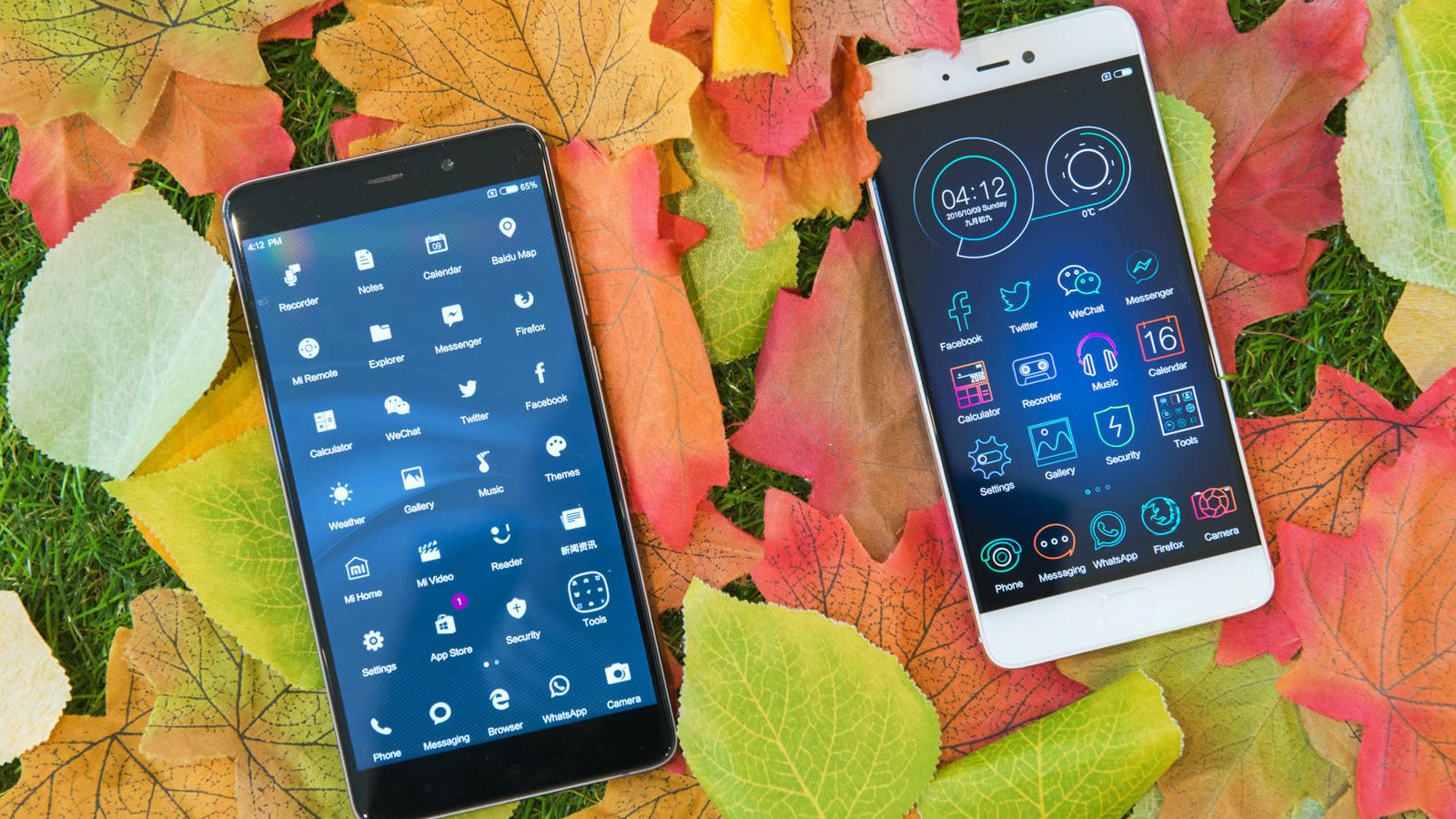 Foto: El Xiaomi Mi5s Plus (a la izquierda) junto al Mi5s. (Foto: Zigor Aldama)
