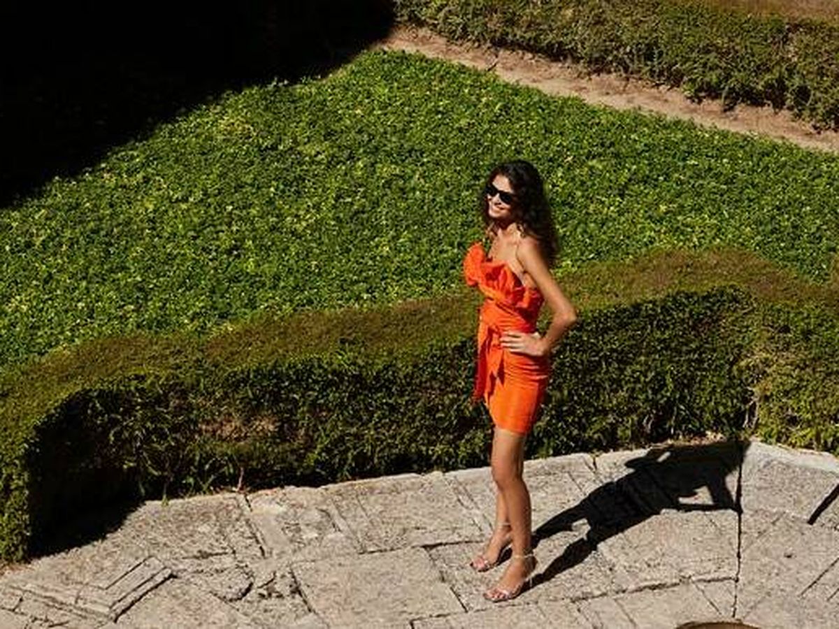 Foto: Un vestido naranja de Mioh. (Cortesía)