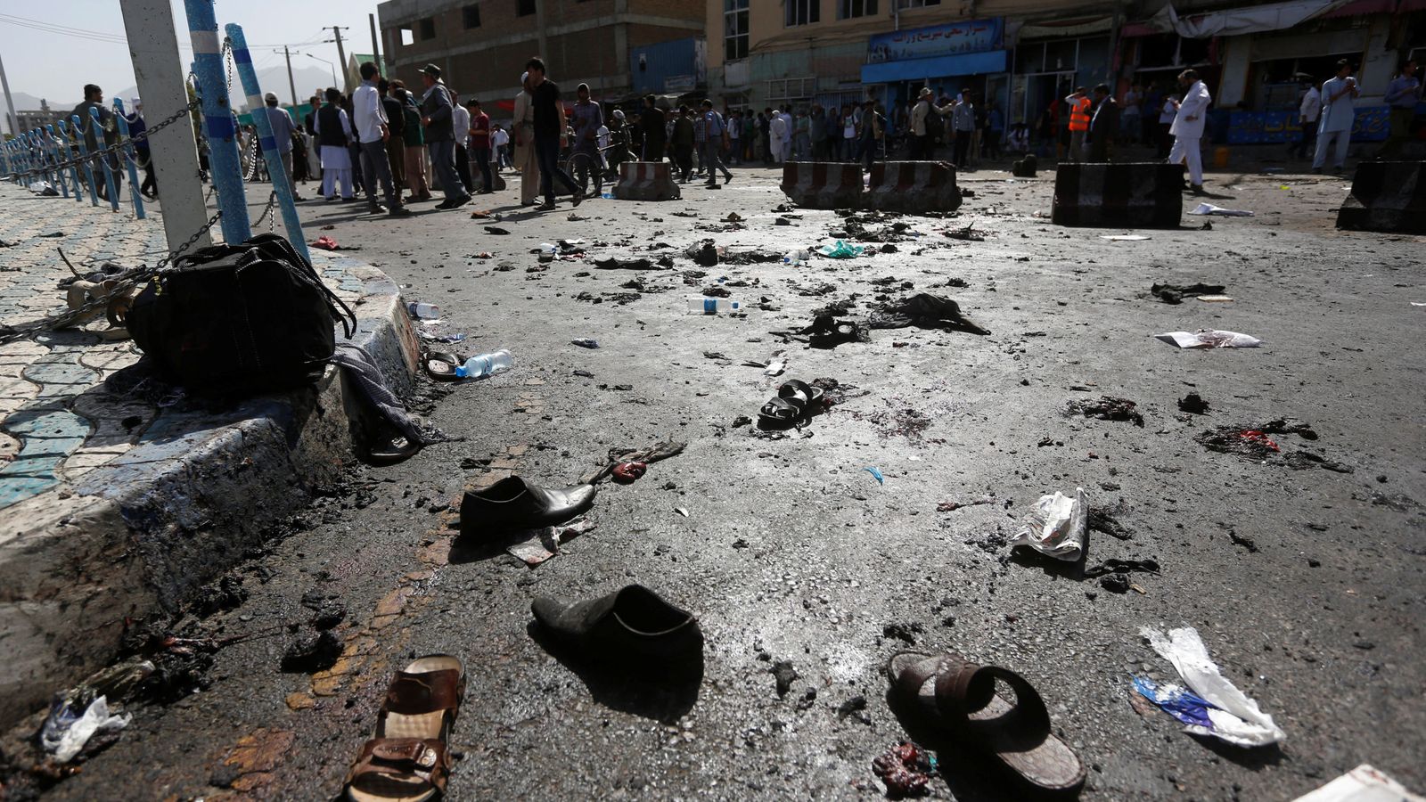 Foto: Zapatos de las víctimas en el lugar de la explosión. (Reuters)