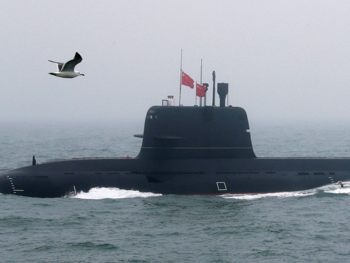 Foto: Un submarino chino durante el 70 aniversario del nacimiento del ejército comunista chino. (Reuters)