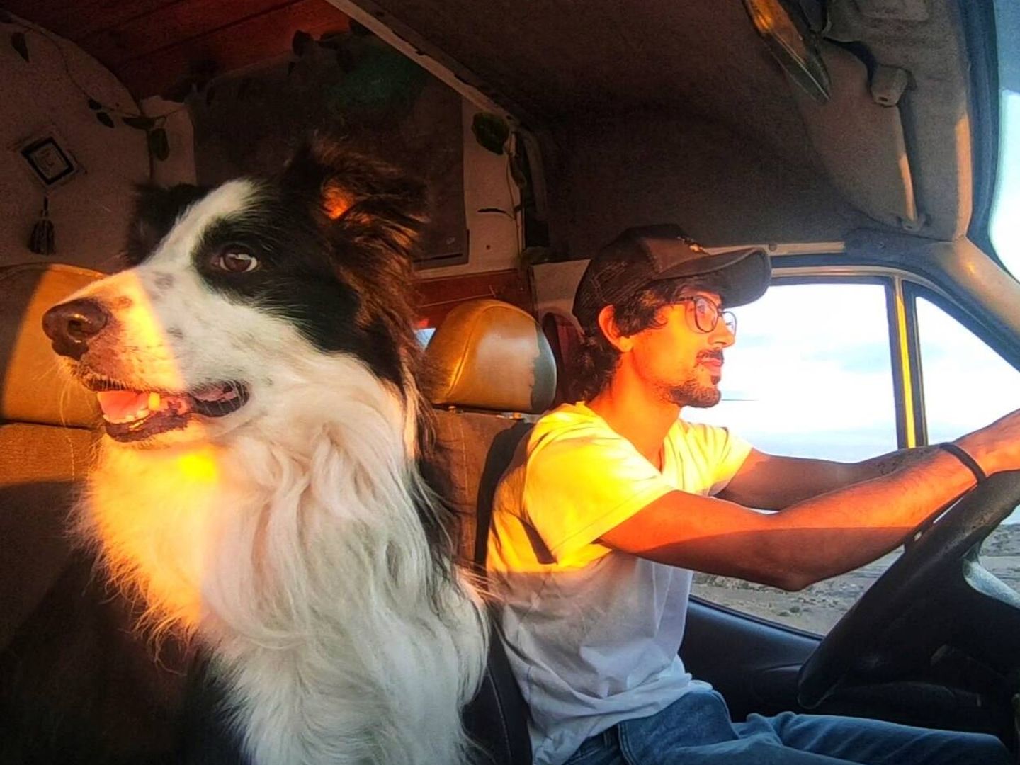 En la carretera con su perro. (F. M.)
