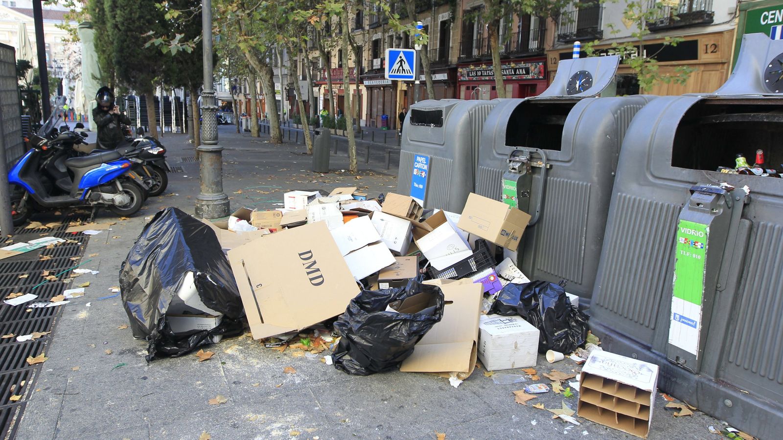 Foto: Gran parte de las quejas ciudadanas en Madrid tienen que ver con los contenedores de basura. (EFE)