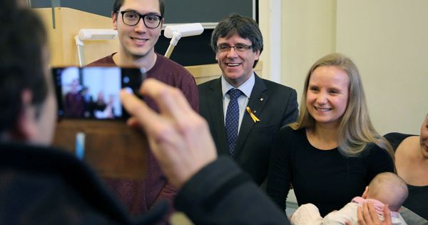 Foto:  El expresidente catalán Carles Puigdemont posa con simpatizantes antes de pronunciar una conferencia en la Universidad de Helsinki. (EFE)