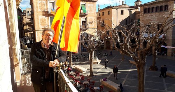 Foto: Josep Andreu, en el balcón del Ayuntamiento de Montblanc. (R. M.)