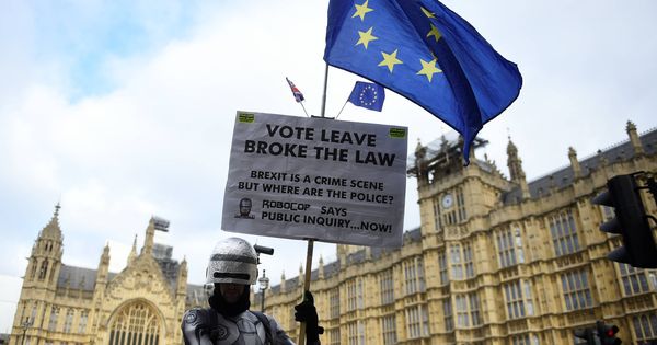 Foto: Un manifestante antiBrexit sostiene una pancarta ante el Parlamento británico, en Londres. (Reuters)