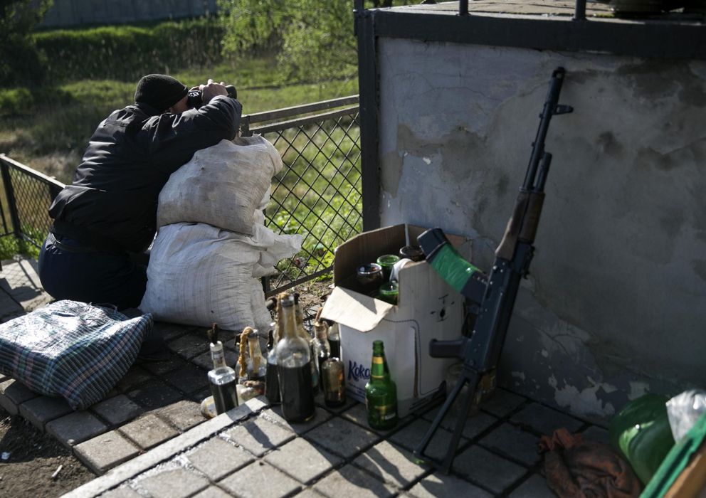 Foto: Un prorruso armado custodia un puesto de control en una vía férrea cercana a Slaviansk, en el este de Ucrania (Reuters).