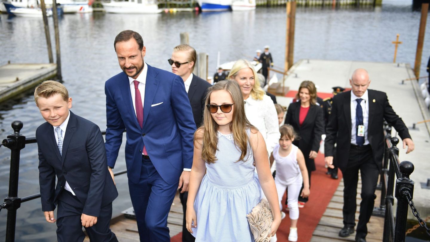 El príncipe Sverre Magnus, el príncipe heredero Haakon de Noruega, Marius Borg Hoiby, la princesa Ingrid Alexandra y la princesa heredera Mette-Marit llegan al puerto de Trondheim (Noruega), en una imagen de 2016. (Efe)