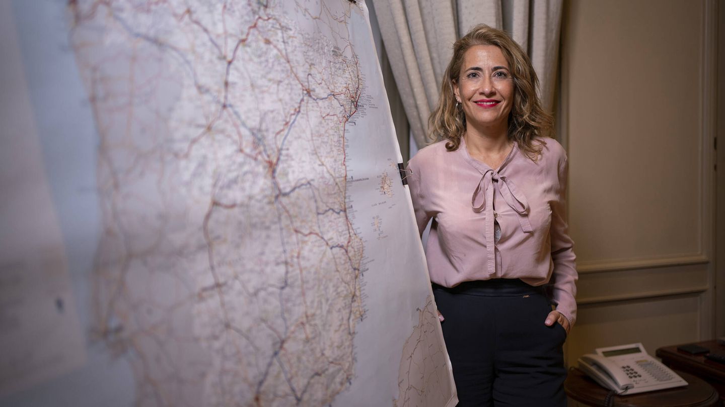 La ministra Raquel Sánchez, junto a un mapa con todas las líneas ferroviarias del país. (O. C.)