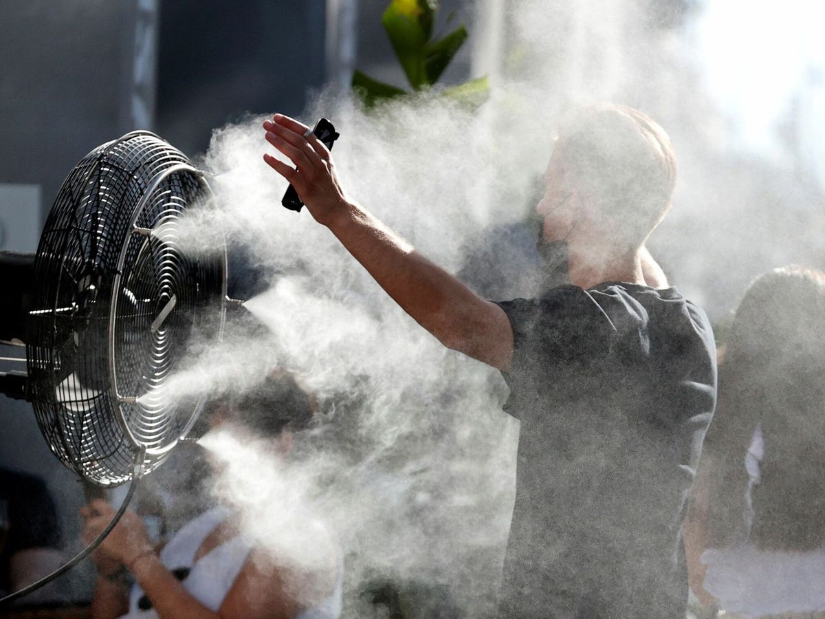 Foto: Un hombre se refresca en Madrid con un ventilador ante las altas temperaturas. (EFE/Zipi)