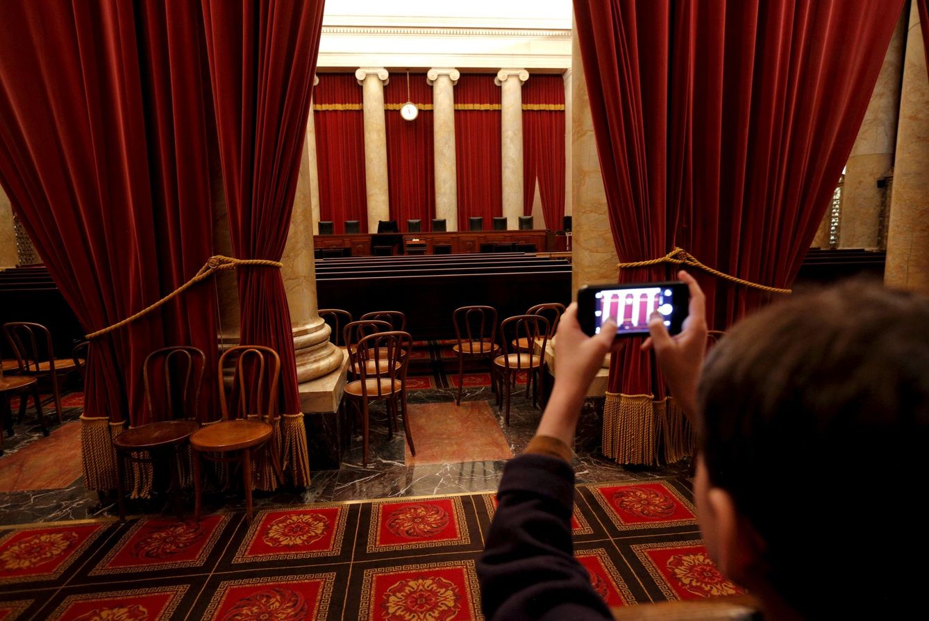 Un niño fotografía el lugar que ocupaba Antonin Scalia en el Tribunal Supremo, en Washington (Reuters).