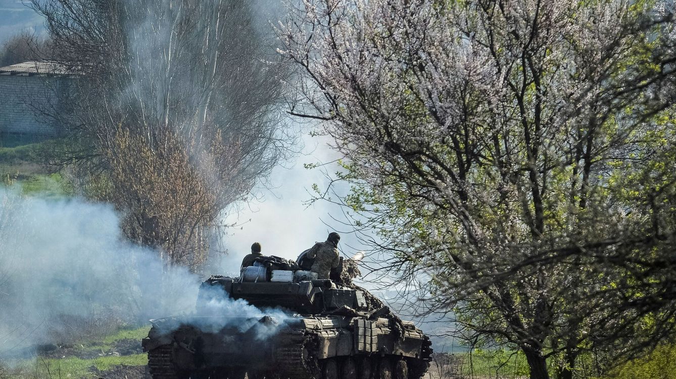 Foto: Un tanque ucraniano durante los combates con Rusia. (Reuters/Vyacheslav Madiyevskyy)
