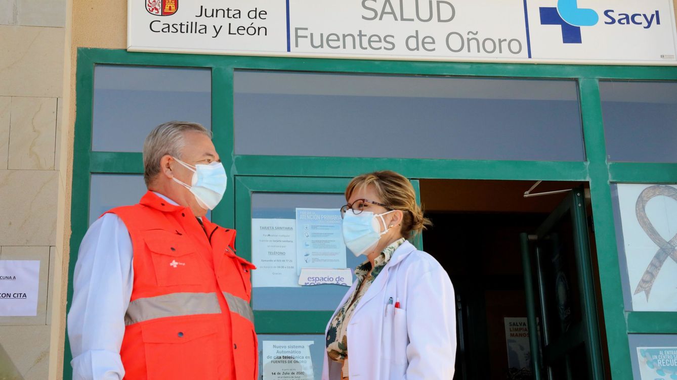 Foto: Profesionales médicos en un centro de salud de Salamanca. (EFE/Carlos García)