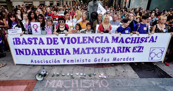 Foto: Concentración convocada por la asociación feminista Gafas Moradas en la plaza Moyúa de Bilbao contra "los feminicidios y las agresiones machistas". (EFE)