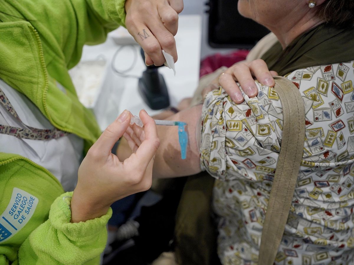 Foto: Una persona se vacuna para la doble inmunización frente al covid y la gripe. (Europa Press/Javier Vázquez)