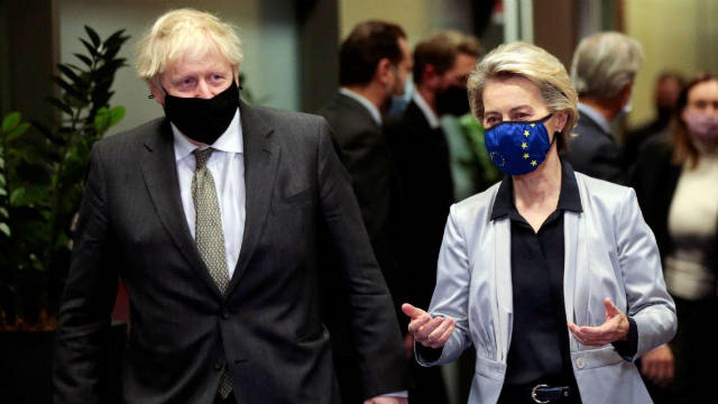 Johnson, junto a la presidenta de la Comisión Europea, Von der Leyen. (Reuters)