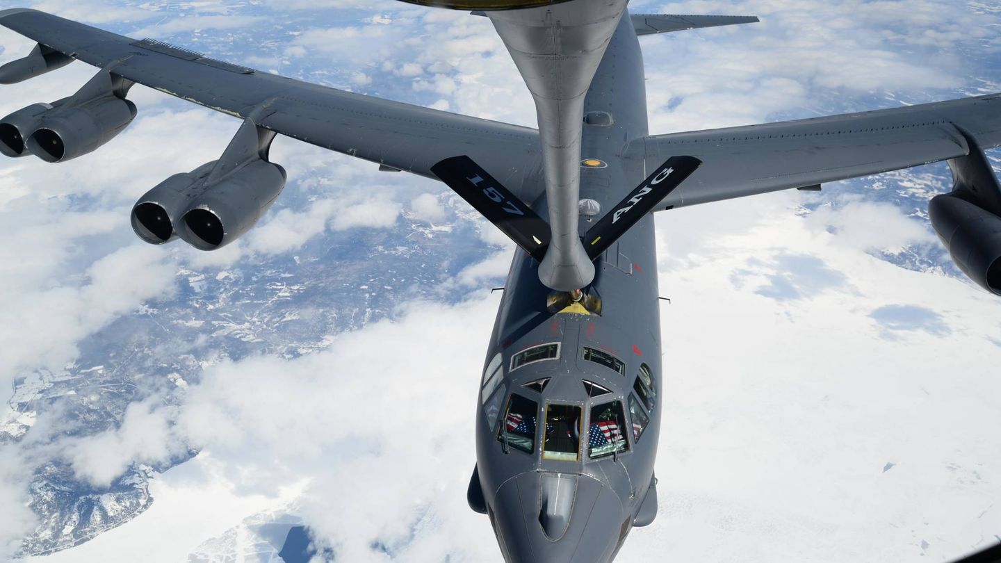 Típica imagen de un B-52H Stratofortress tomando combustible de un KC-135R (USAF)